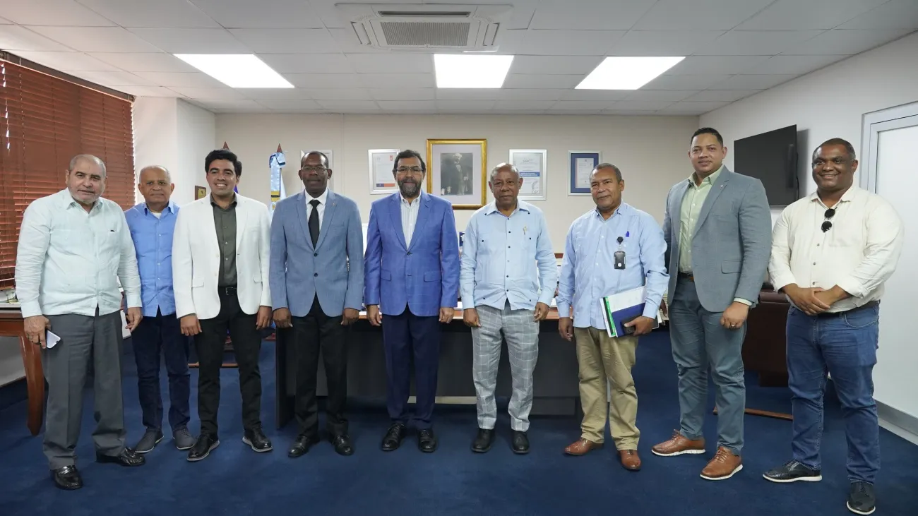 Representantes del INDRHI, IAD y UTECTE durante la planificación de la entrega de títulos de propiedad a los comunitarios del Centro Poblado Montegrande
