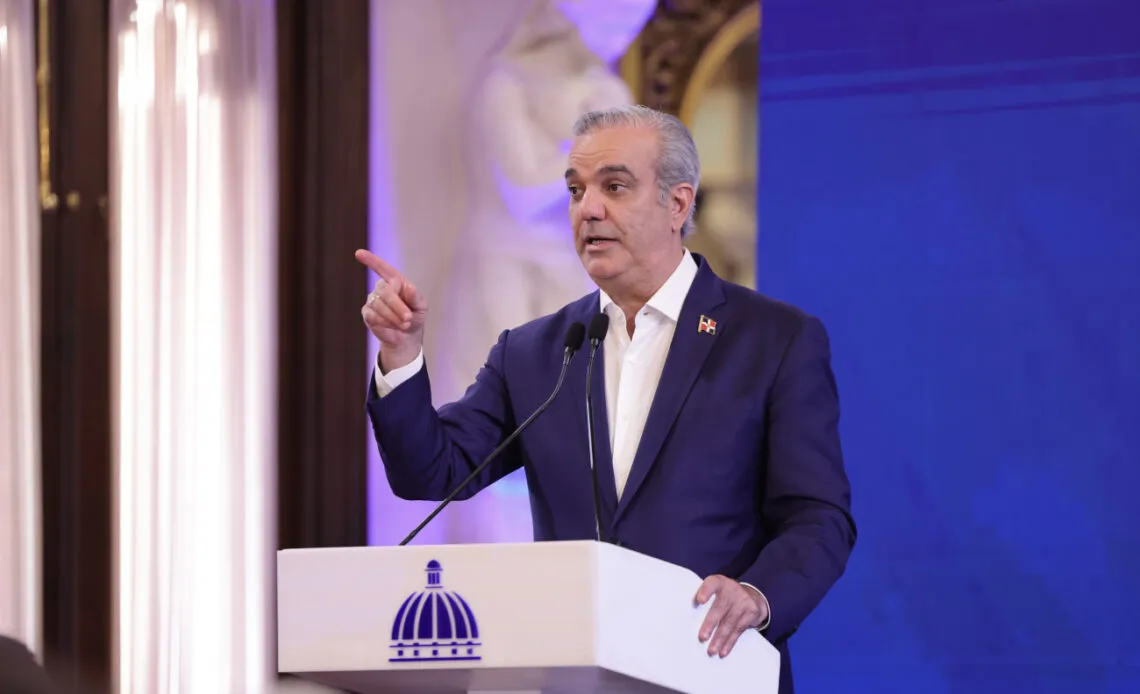 Abinader-en-LA-Semanal-con-la-prensa-1140x694