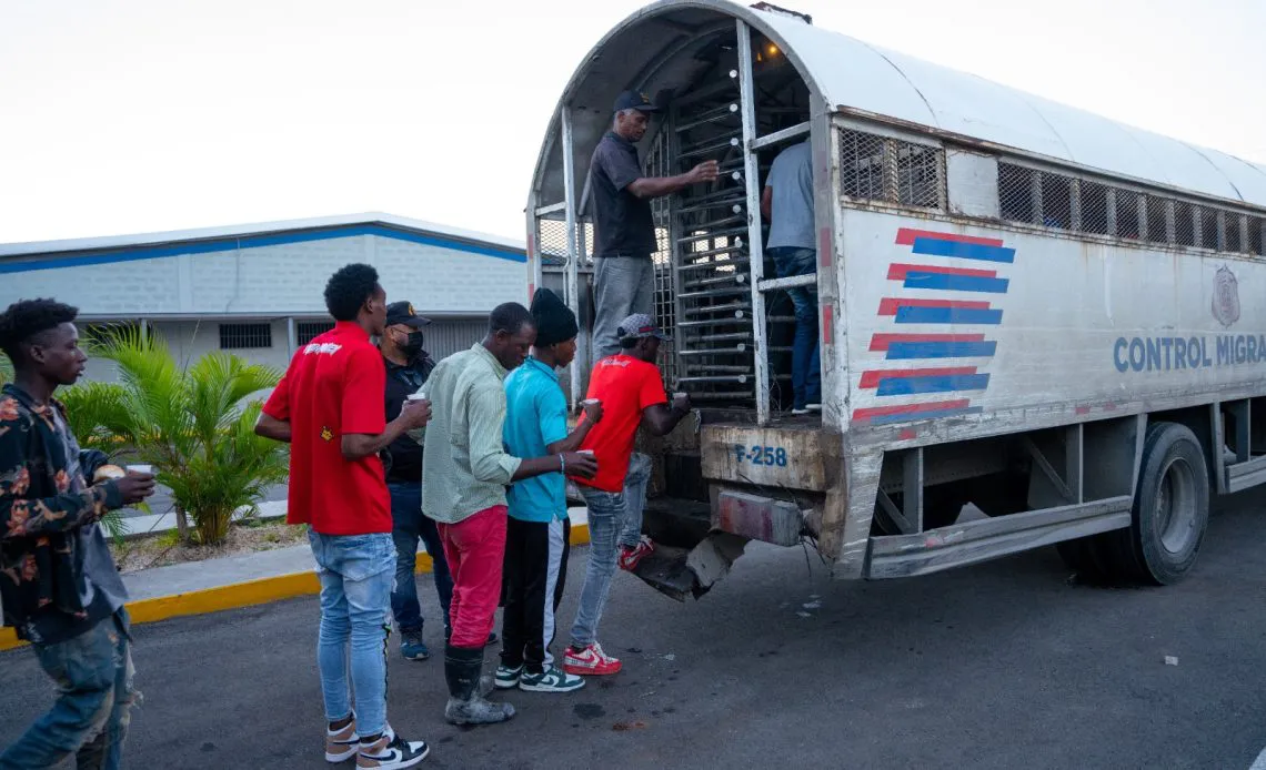 Haitianos-montandose-en-camion-de-migracion-1140x694