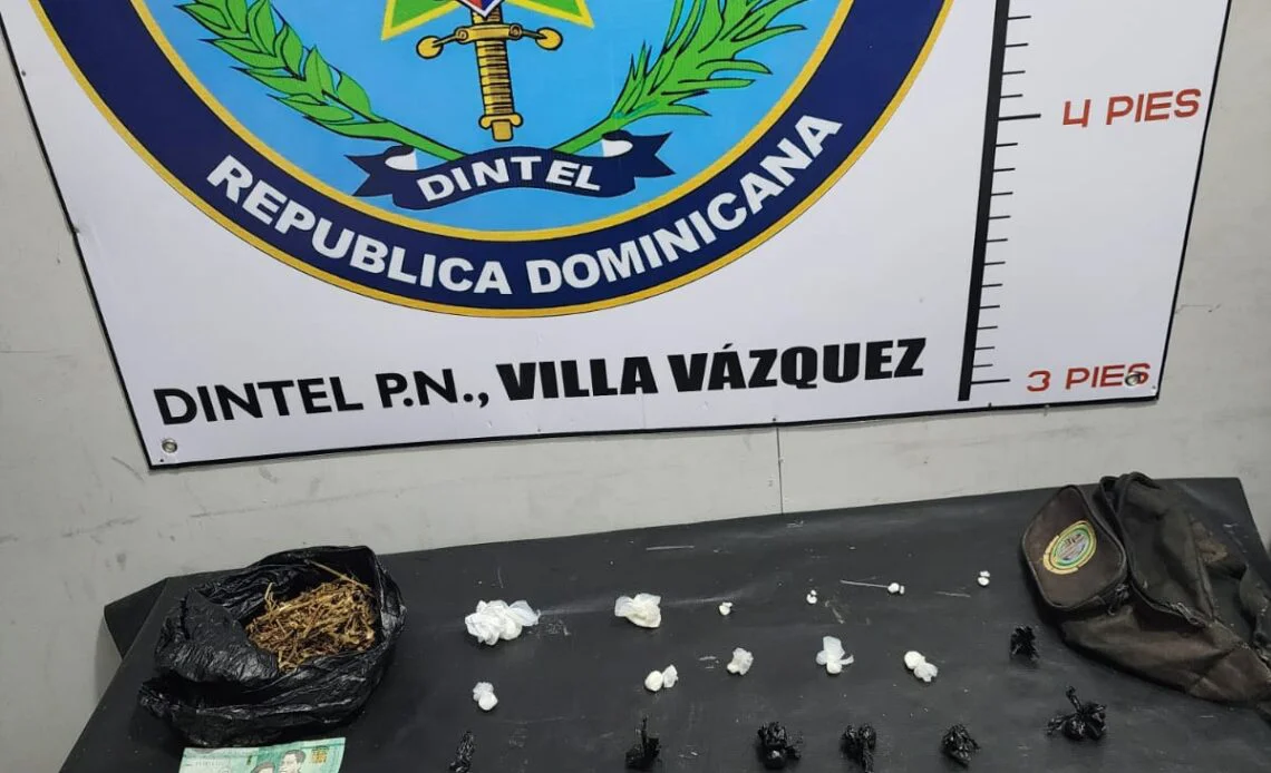 Policia-ocupa-38-porciones-de-presuntas-drogas-y-detiene-a-dos-personas-en-Guayubin-1140x694