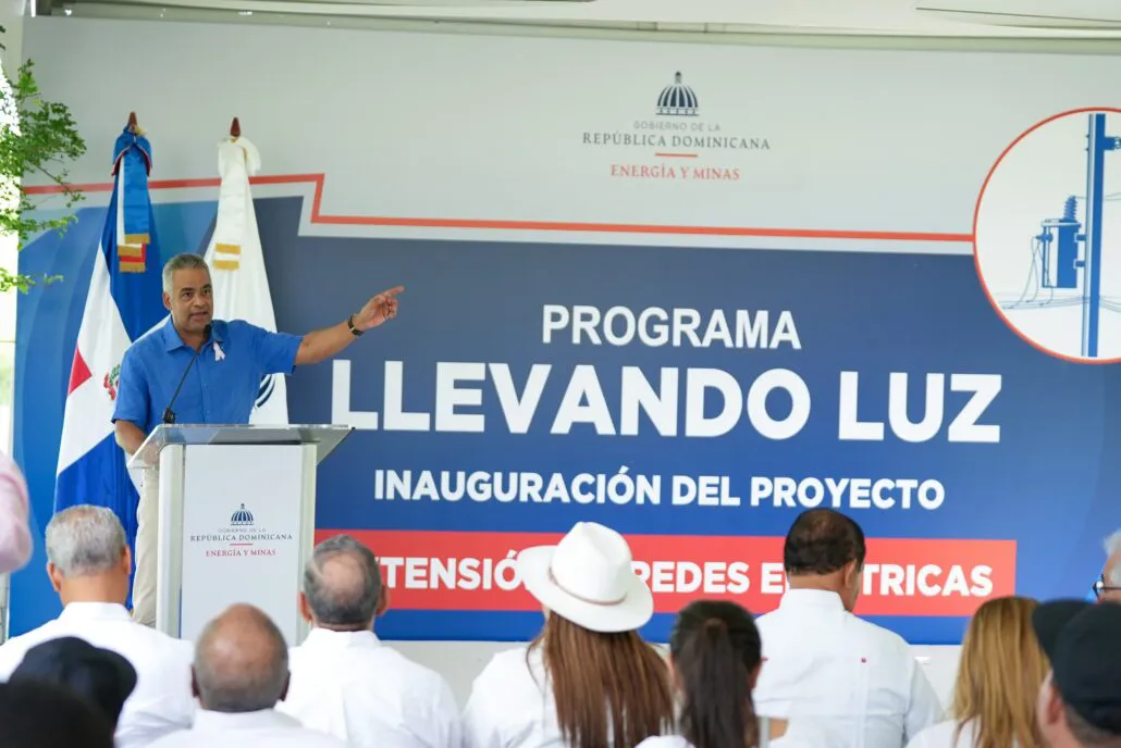 Momento-en-que-el-ministro-de-Energia-y-Minas-Joel-Santos-Echavarria-deja-inaugurado-formalmente-el-proyecto-de-extension-de-redes-electricas-en-la-comunidad-de-Sabana-Inaje