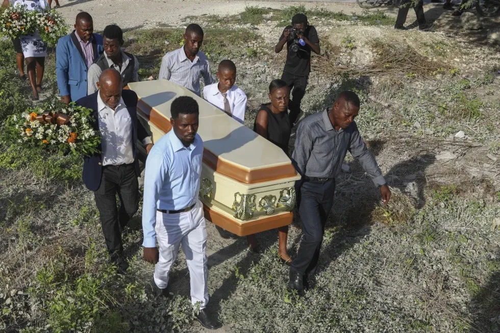Personas-cargando-ataud-en-Haiti