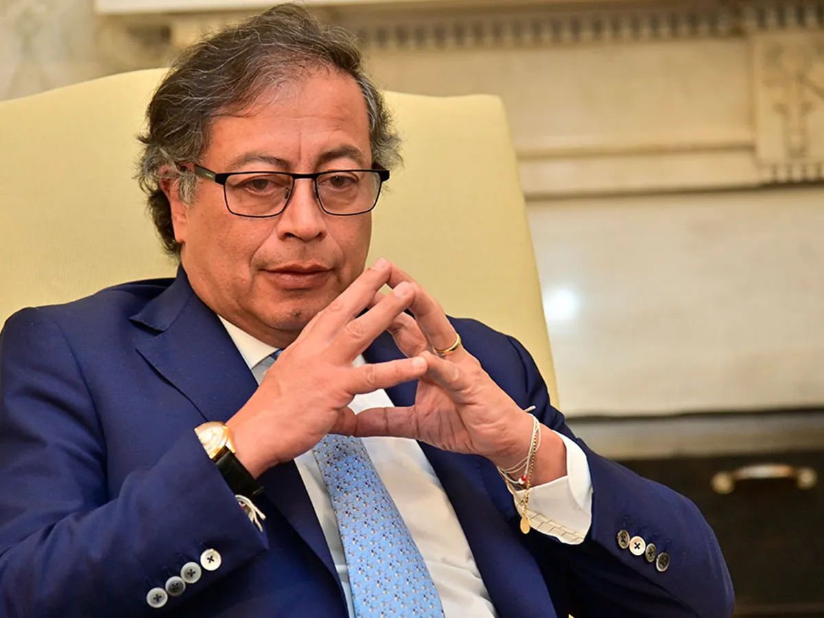 gustavo-petro-pensando