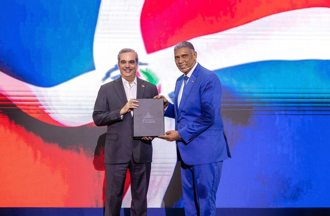Con el objetivo de continuar afrontando de manera exitosa los desafíos en materia de seguridad ciudadana, en un acto encabezado por el Pdte. @LuisAbinader, el ministro del @MinInteriorRD, @ChuVasquez llamó a to