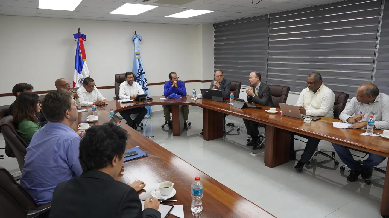 Los representantes del INDRHI, del Gabinete del Agua y de Tecnificación Nacional de Riego (TNR) se reúnen con la misión del Banco Mundial para discutir estrategias que fortalezcan el sector de riego en el país