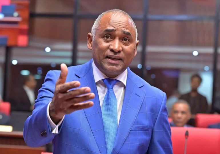 Senador-Julito-Fulcar-pide-bajar-la-guardia-y-priorizar-el-dialogo-en-conflicto-entre-Salud-Publica-y-CMD-770x540