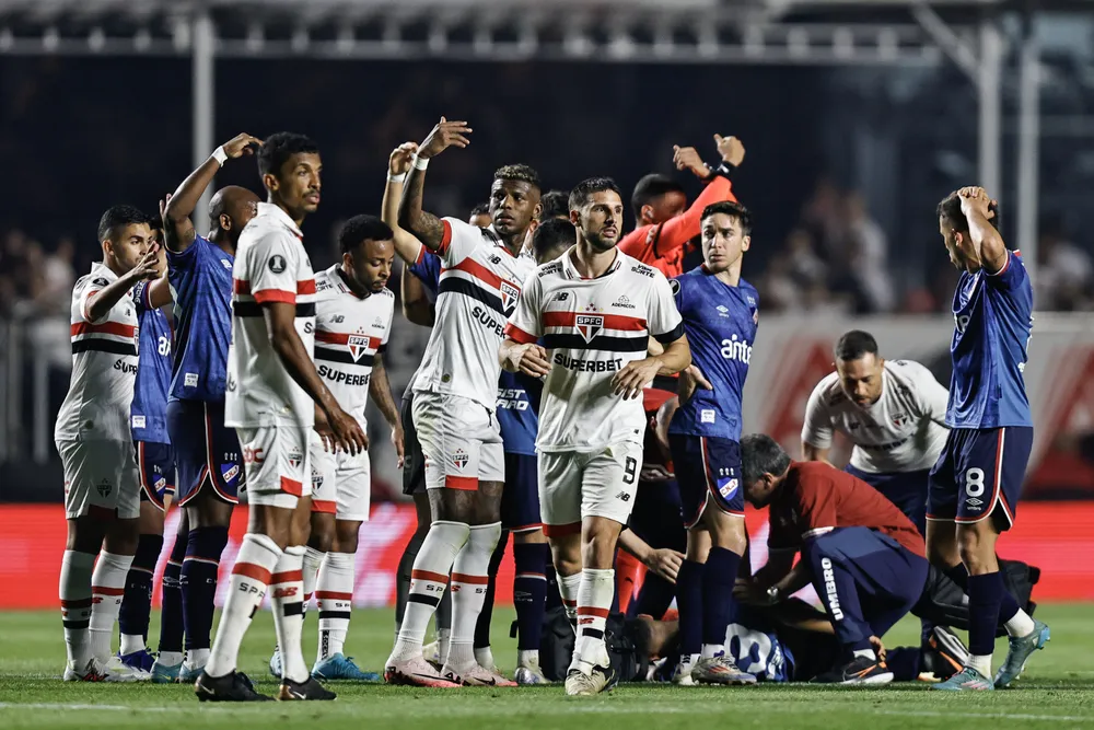 juan-izquierdo-se-desploma-el-partido-nacional-vs-san-pablojpg