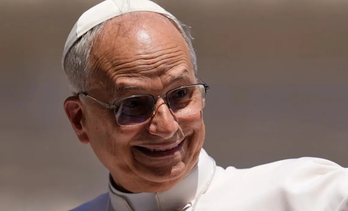 El-papa-Leon-XIV-sonrie-tras-su-audiencia-semanal-general-peruano-1140x694