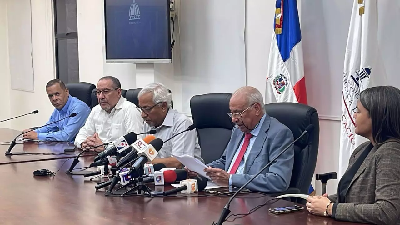 Minerd-anuncia-evaluara-desempeno-de-129953-docentes-del-pais.