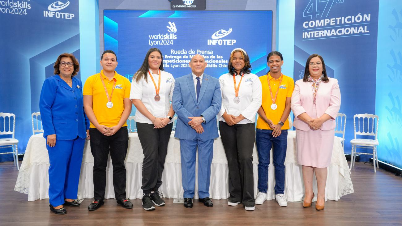 Al centro Rafael Santos Badía junto a los competidores de WoldSkill Lion 2024 y Maira Morla y Maura Corporan (1)