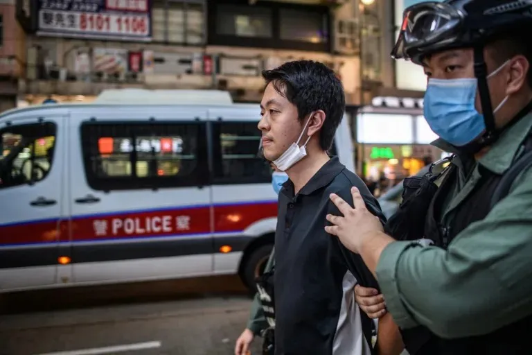 Imagen-de-archivo-del-exlegislador-Ted-Hui-al-ser-detenido-en-Hong-Kong-el-12-de-junio-de-2020