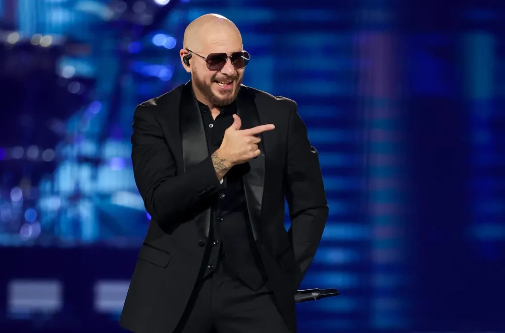 Pitbull-sept-23-a-billboard-espanol-1548