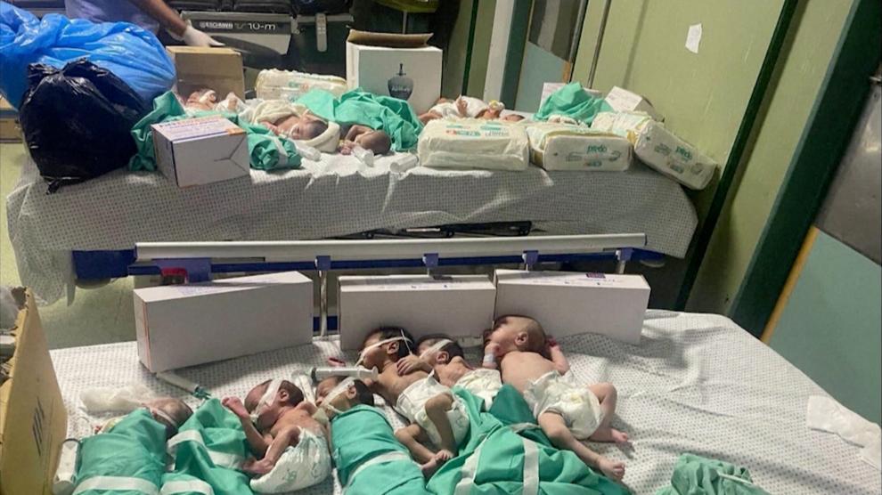 los-recien-nacidos-son-colocados-en-la-cama-despues-de-ser-sacados-de-las-incubadoras-en-el-hospital-al-shifa-de-gaza-despues-de-un-corte-de-energia
