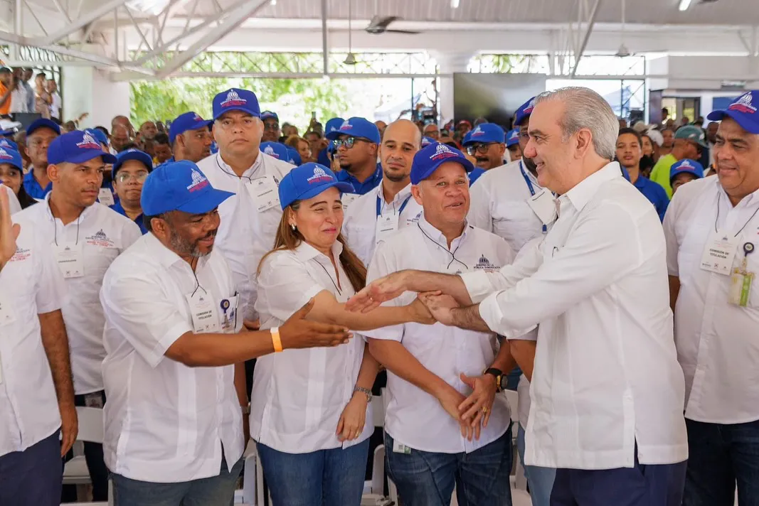 El presidente @LuisAbinader encabezó hoy el relanzamiento de más de 280 proyectos del Consejo Es