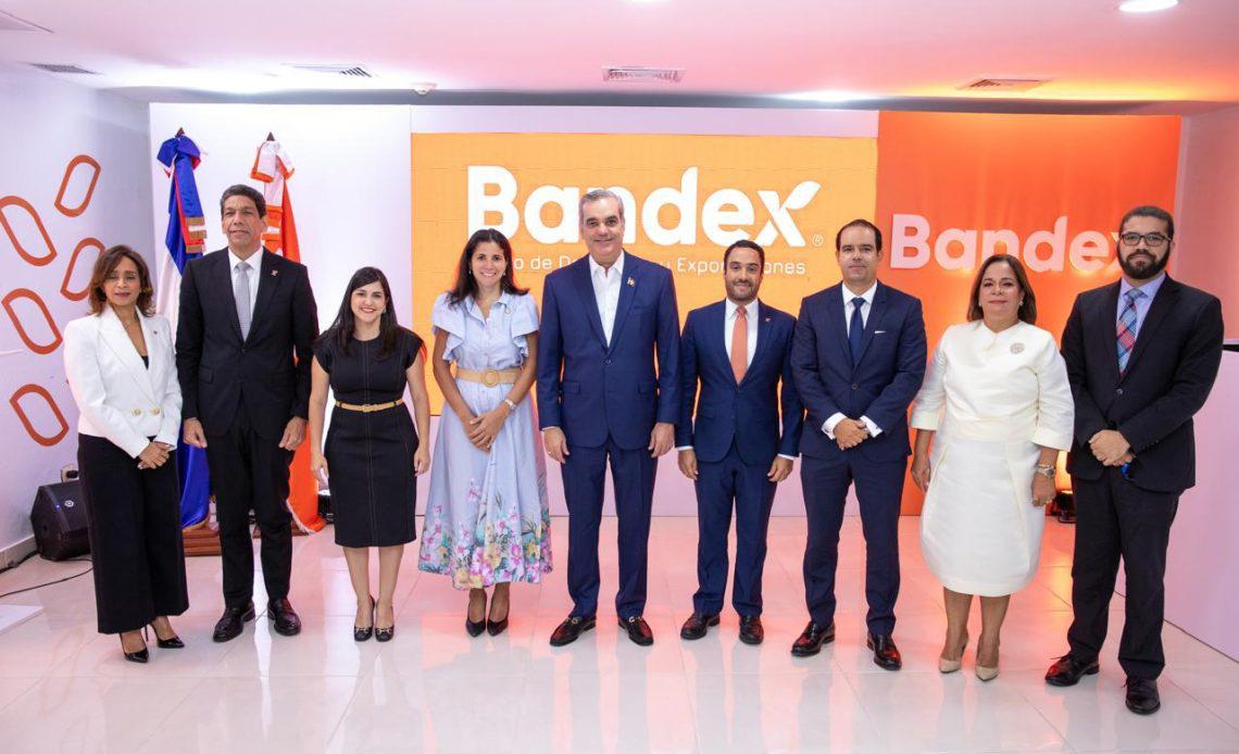 Abinader-con-miembros-del-BANDEX-1140x694