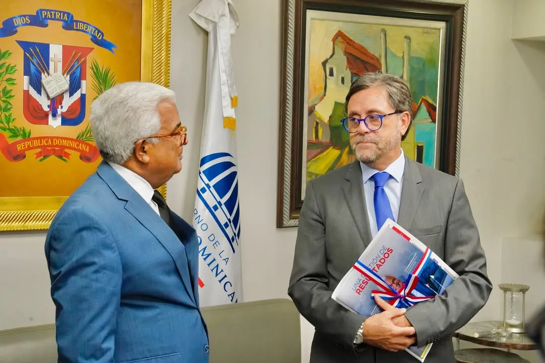 🤝 Nuestro director general, Dr. Rafael A. Burgos Gómez, recibió en su despacho al embajador de  (1)