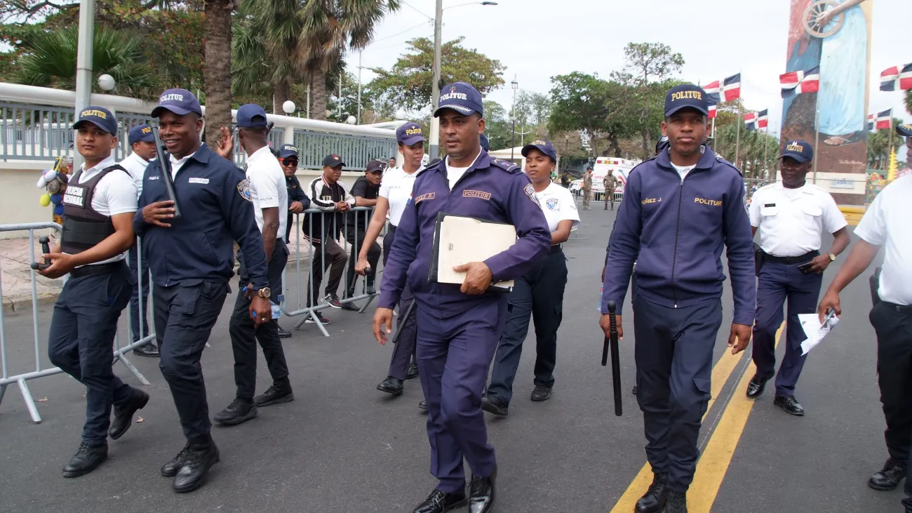 Agentes del orden que estarán apostados en diferentes puntos a lo largo de la avenida George Washington y en los alrededores del desfile