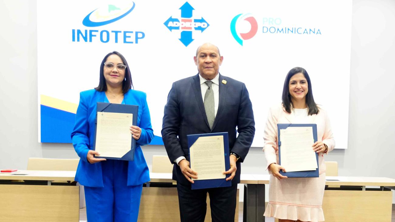 Elizabeth Mena, presidenta de la Junta Directiva de ADOEXPO_ Rafael Santos Badía, director general del INFOTEP_ y Biviana Riveiro, directora de PRODOMINICANA (1)