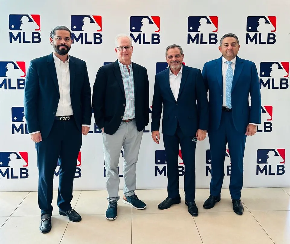 Yerik-Perez-de-MLB-Jorge-Perez-Diaz-Junior-Noboa-comisionado-beisbol-y-Carlos-Solano.