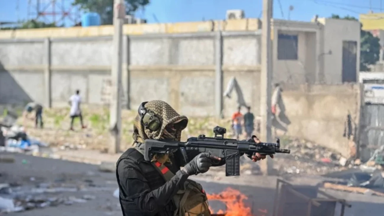 AFP.-Un-policia-apunta-con-un-arma-1300x732