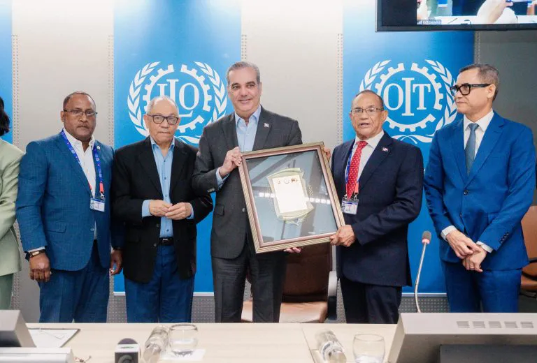 Abinader-recibe-reconocimiento-en-acto-de-la-OIT-Foto-Direccion-de-Prensa-del-Presidente-768x520