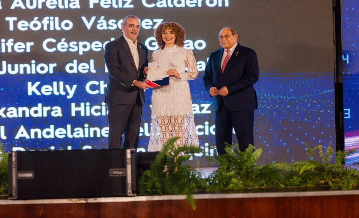 Presidente-Abinader-entrega-1500-becas-internacionales-1140x694