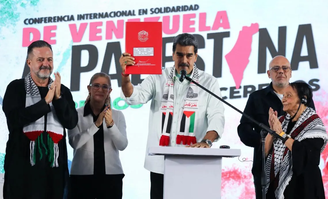 Maduro-presentando-documento-firmado-1140x694