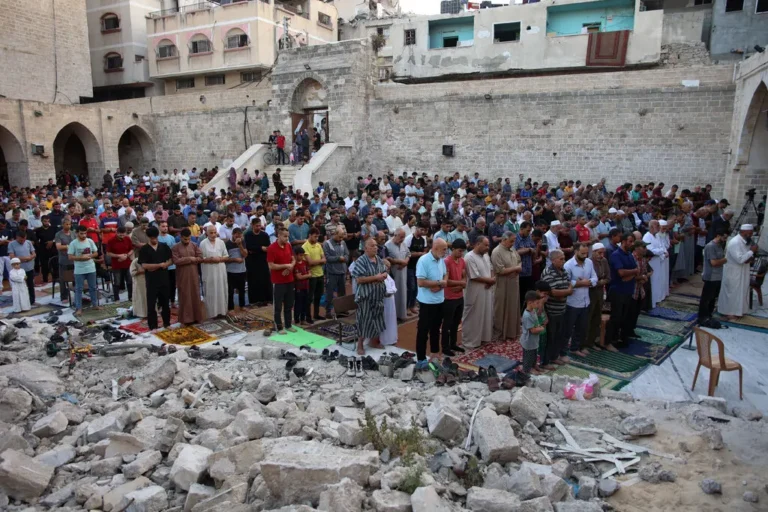 16mideast-crisis-gaza-eid-01-bhfm-jumbo-768x512