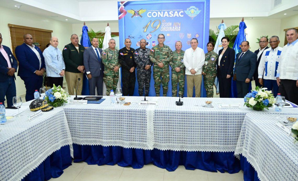 Reunion-del-CONASAC-encabezado-por-el-ministro-de-Defensa-teniente-general-Carlos-Luciano-Diaz-Morfa-1140x694