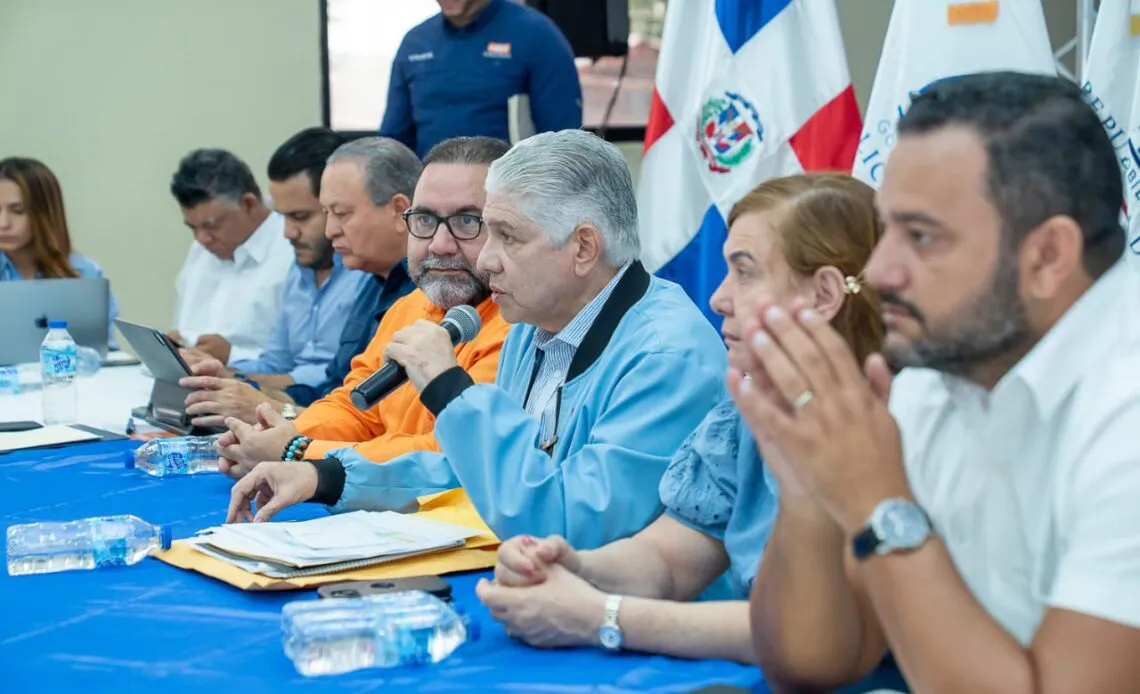 Ministro-de-Obras-Publicas-Eduardo-Estrella-junto-a-autoridades-de-La-Vega-1140x694