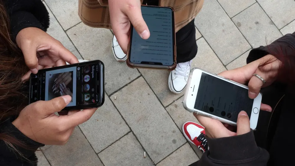 archivo-jovenes-utilizando-sus-telefonos-moviles-73c90a0-4
