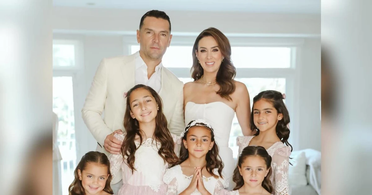 jacky-bracamontes-martin-fuentes-e-hijas-primera-comunion-renata-05f5b0
