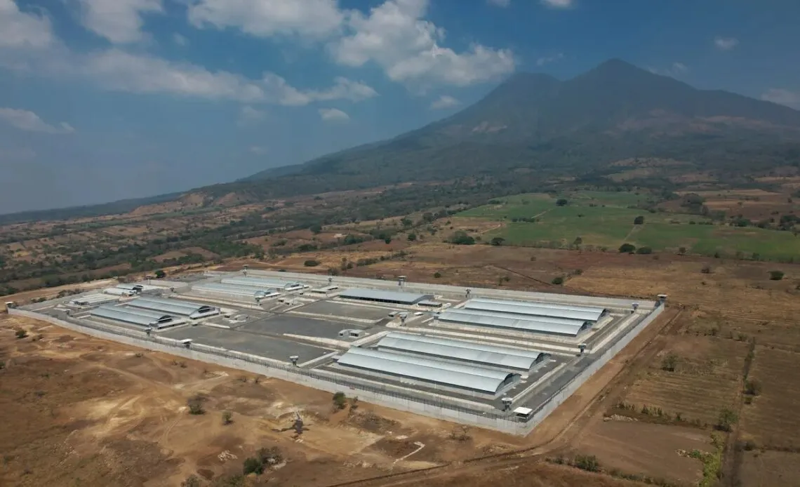 El-Centro-de-Confinamiento-del-Terrorismo-CECOT-el-5-de-marzo-de-2023-en-Tecoluca-El-Salvador.-AP-FotoSalvador-Melendez-Archivo-1140x694