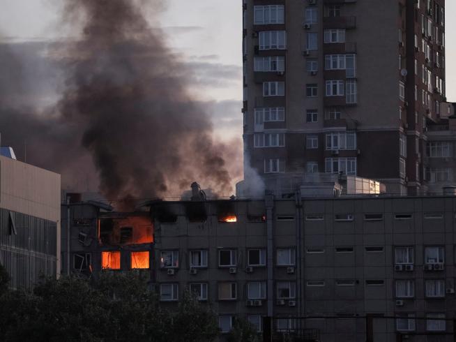 un-edificio-en-llamas-tras-el-ataque-con-drones-de-esta-madrugada