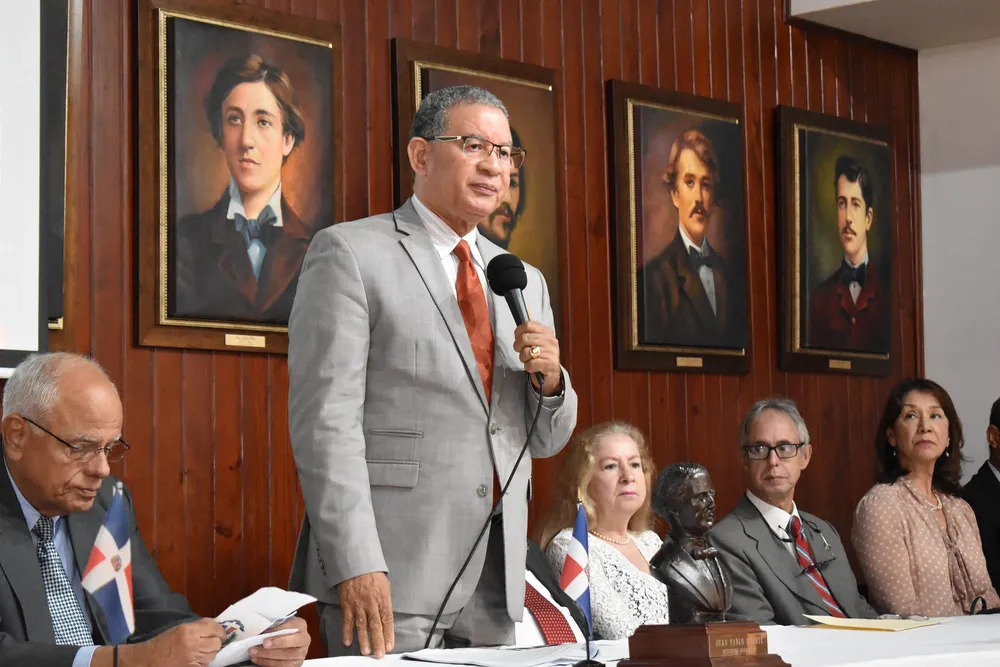 foto-1-wilson-gomez-ramirez-se-dirige-a-los-presentes-en-la-asamblea