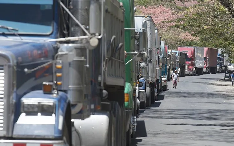 Camiones-dominicanos-en-la-Frontera-con-Haití-e1741782252344