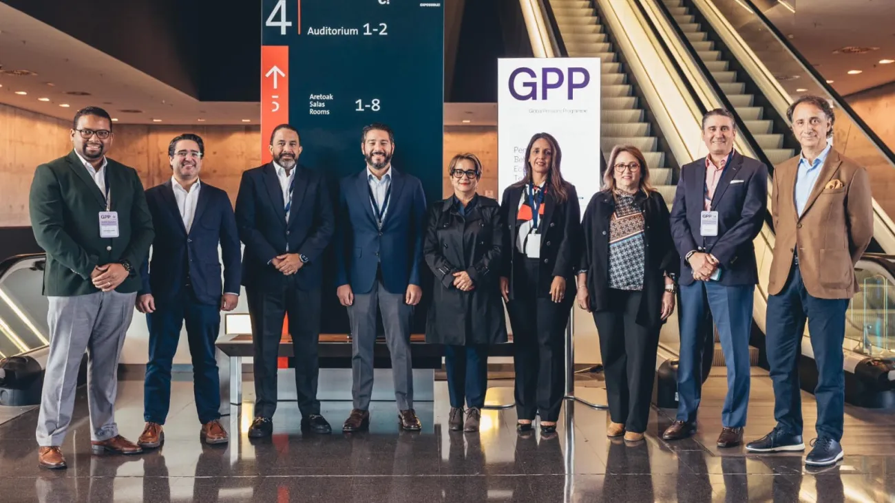 Francisco A. Torres , junto a directivos de las entindades organizadoras y del sector de Pensiones en República Dominicana. (2) (1)