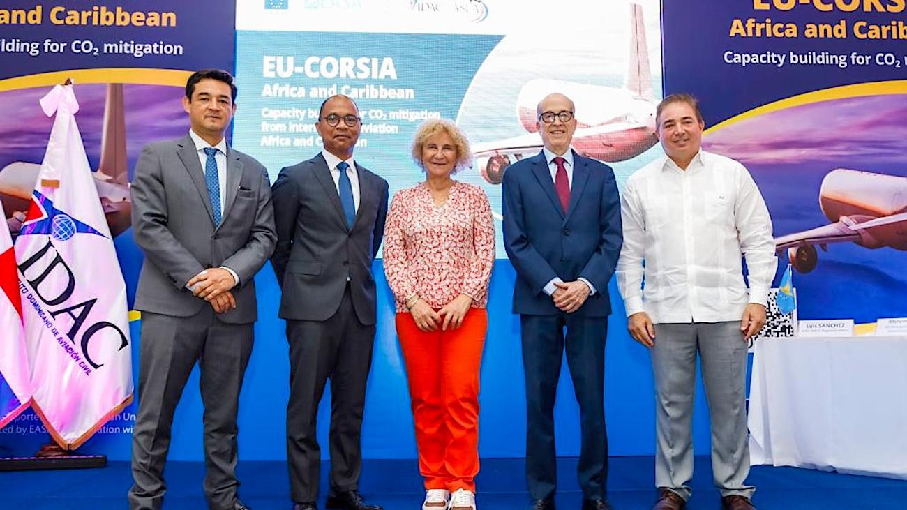 Director general del IDAC junto a expositores internacionales CORSIA
