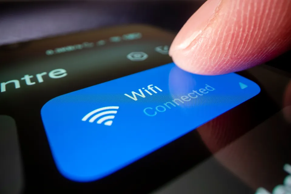 6-errores-que-cometes-y-que-hacen-que-tu-Wi-Fi-no-funcione-adecuadamente-shutterstock_2209711823