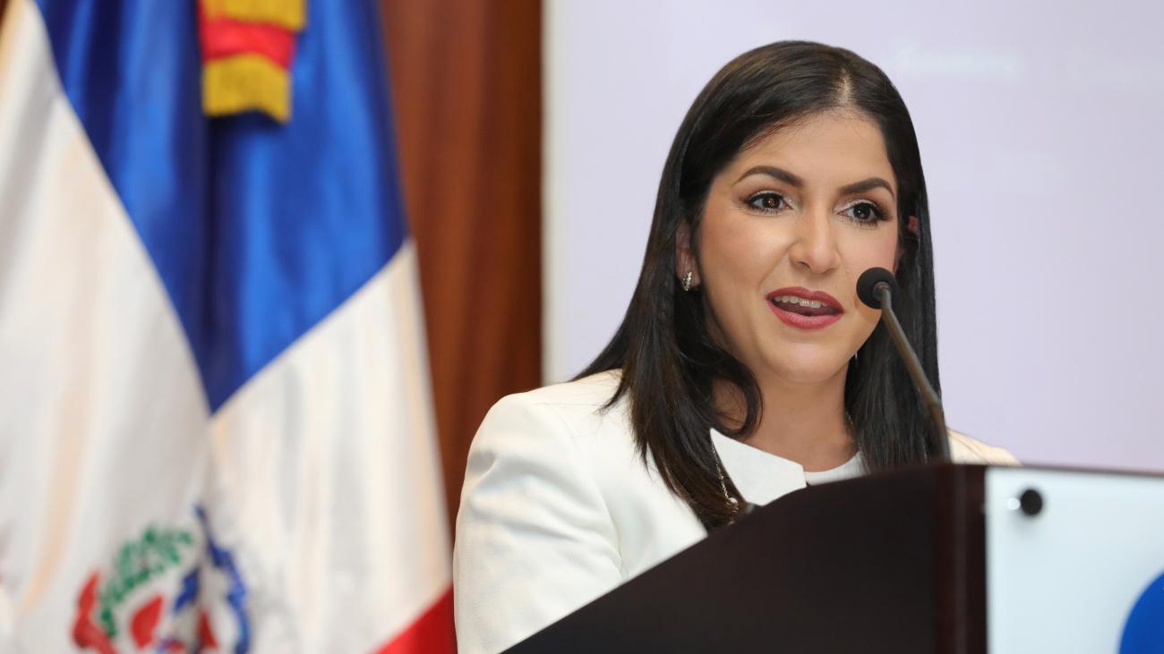 Biviana Riveiro Disla, Directora (1)