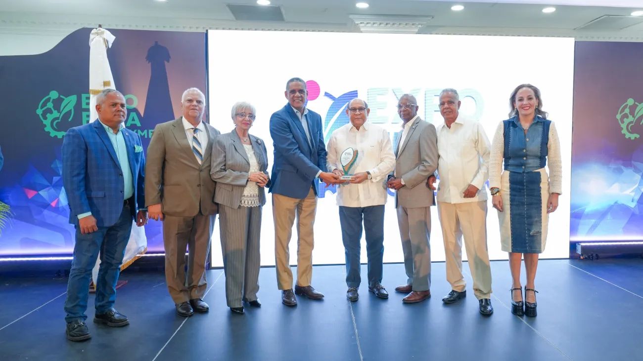 CODOPYME entrega reconocimiento a Rafael Santos Badía, director del INFOTEP