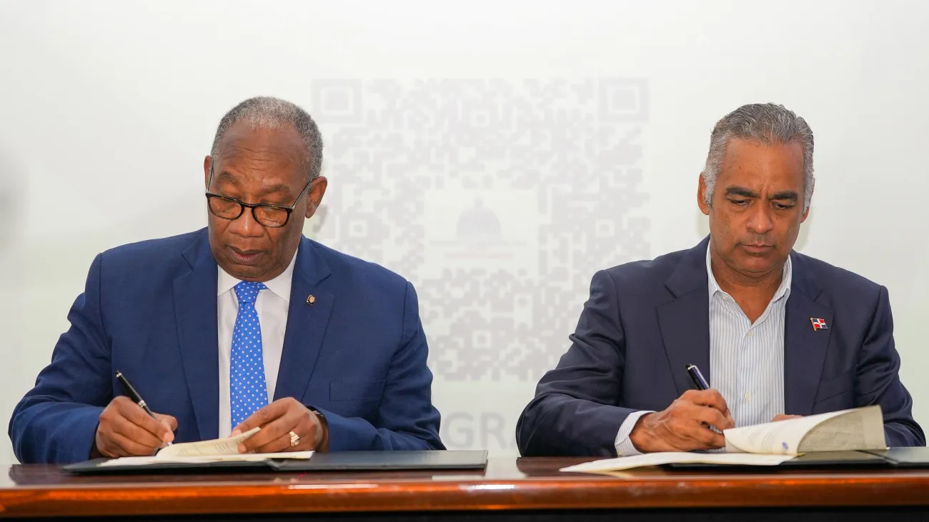 El ministro Joel Santos y el rector Editrudis Beltrán, firman el acuerdo interinstitucional
