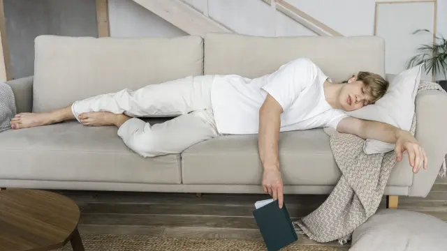 dormir-sofa-salon-freepik