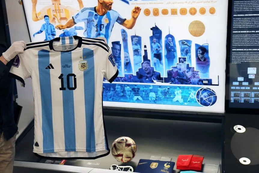 camiseta-que-vistio-messi-en-la-final-del-mundial-de-qatar-2022_w862