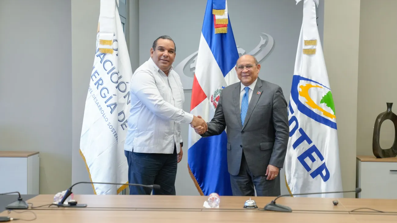 Edward Veras director ejecutivo de la Comisión Nacional de Energía  y Rafael Santos Badía, director general INFOTEP