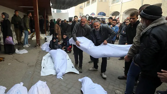 gazaties-llevan-cuerpo-muerto-ataques-israelies-ciudad-gaza-este-16-enero_167