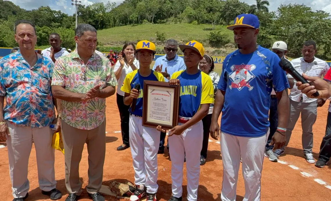 Inauguran-estadio-de-softbol-y-pequenas-ligas-en-Monte-Plata-1140x694