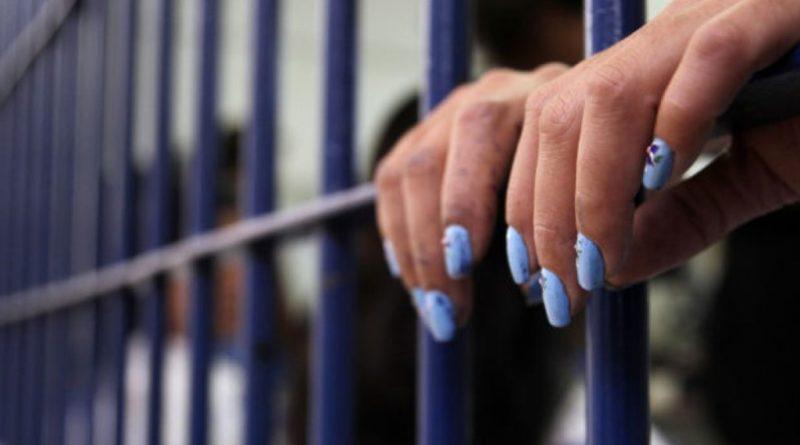 mujerprision-1024x768-1-800x445