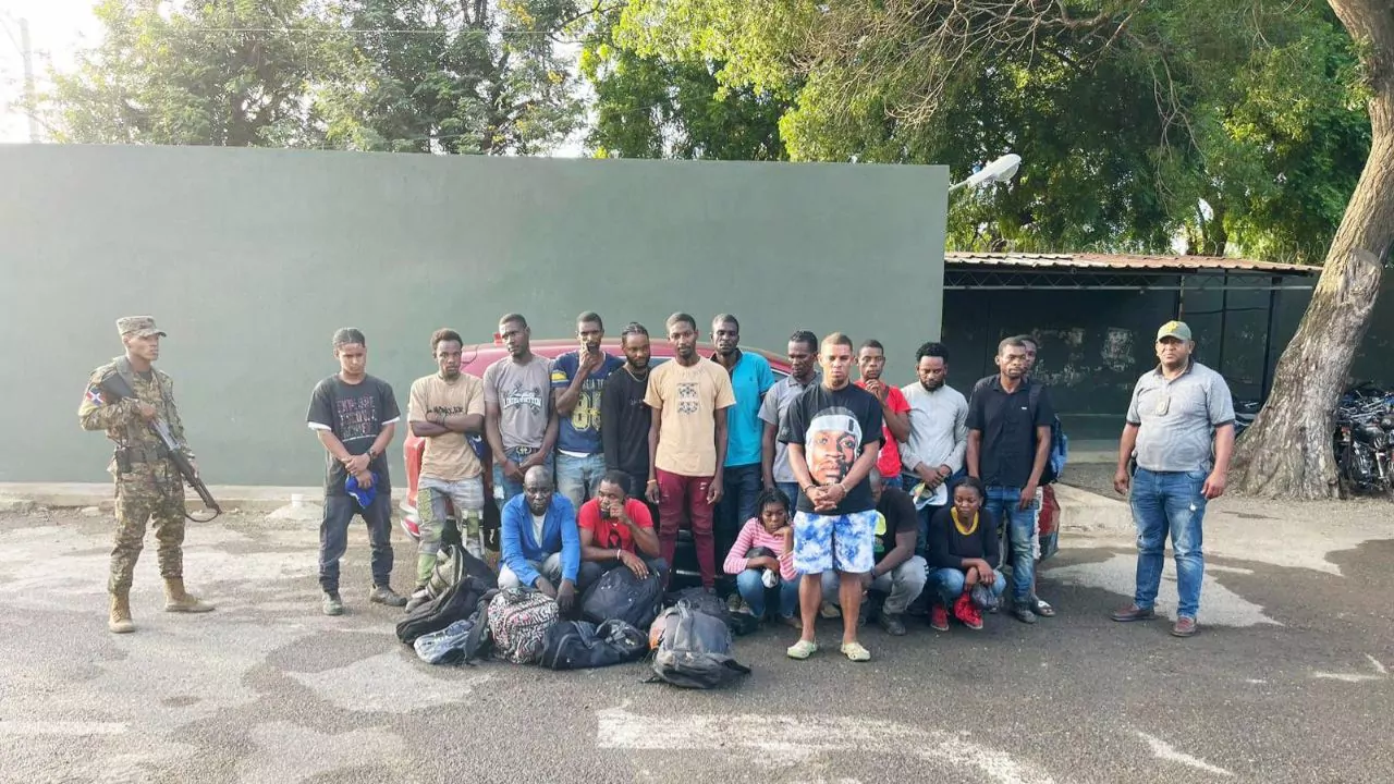 Detienen-conductor-con-17-haitianos-indocumentados-en-una-jeepeta-en-Mao
