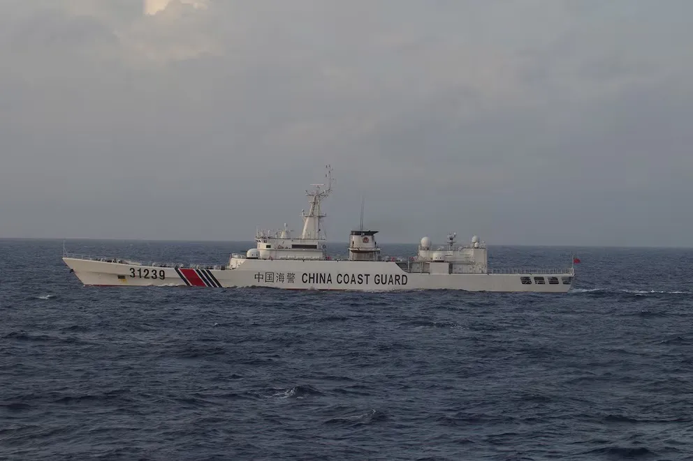 El-buque-de-la-Guardia-Costera-de-China-No-31239-navega-en-el-Mar-de-China-Oriental-cerca-de-las-islas-en-disputa-conocidas-como-islas-Senkaku-en-Japon-y-las-islas-Diaoyu-en-China